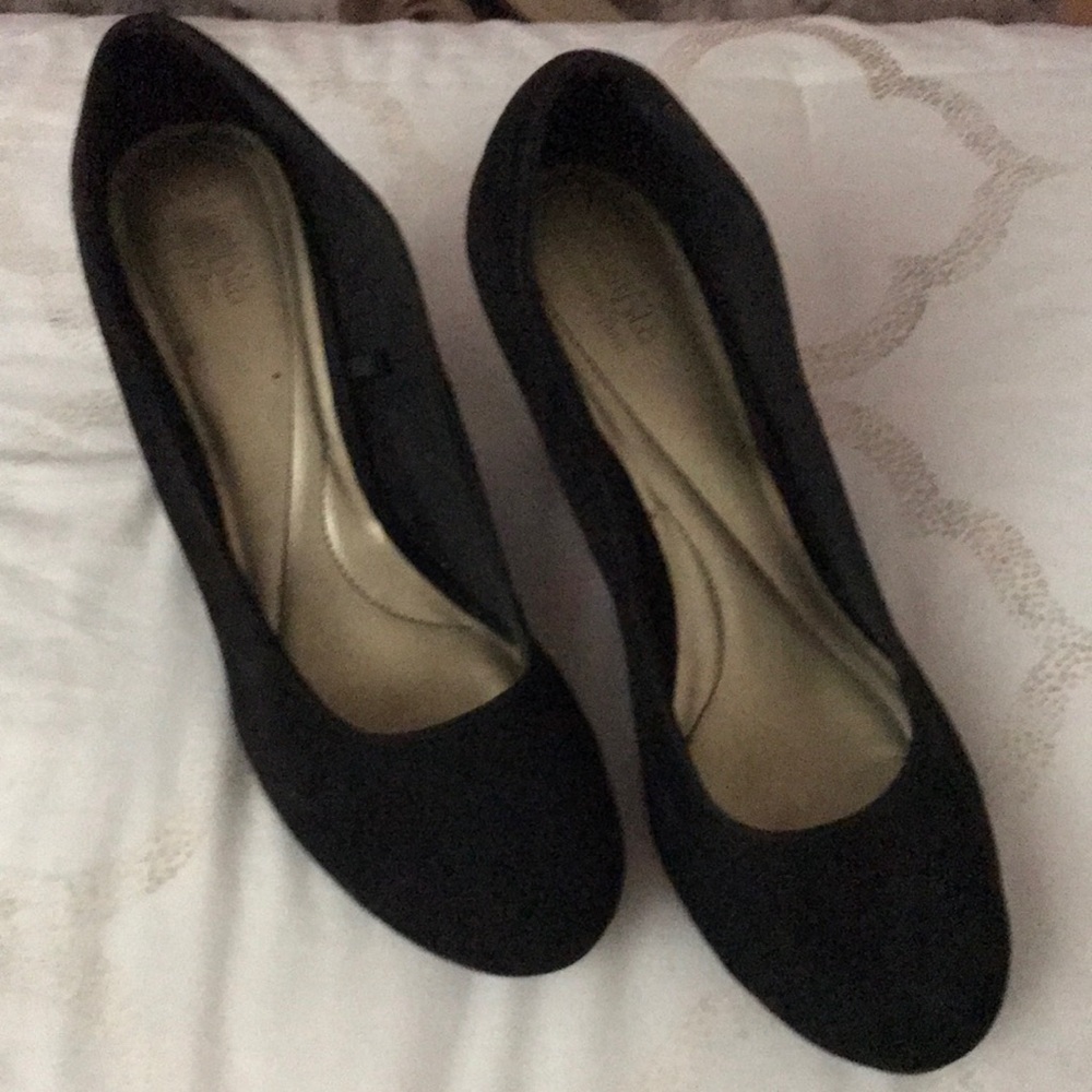Black wedges